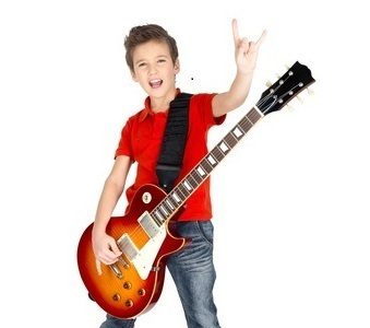 ילד עם גיטרה